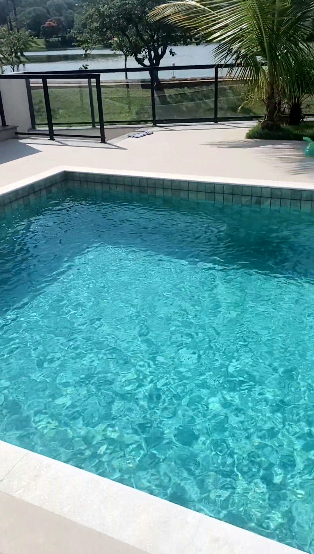 Piscina com água cristalina e acabamento impecável